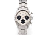 un gros plan d'une montre sur une surface blanche avec un fond blanc