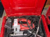 une boîte à outils rouge avec des outils sur le sol