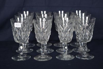 six verres en cristal sont alignés sur une surface noire