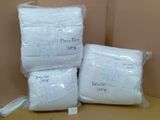 trois paquets de papier toilette posés sur une boîte en carton
