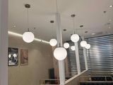 de nombreuses lampes suspendues au plafond d'un restaurant