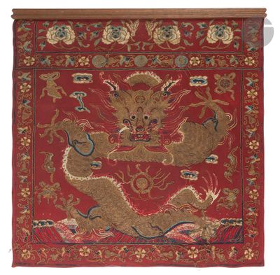 un tapis oriental rouge et doré orné d'un dragon