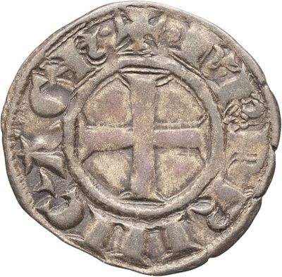 une vieille pièce d'argent ornée d'une croix