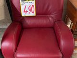 un fauteuil inclinable en cuir rouge sur lequel est accrochée une étiquette de prix