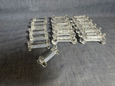 plusieurs objets en verre transparent posés sur une table
