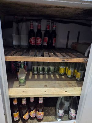 de nombreuses bouteilles de bière sur les étagères du réfrigérateur