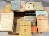 beaucoup de livres empilés les uns sur les autres sur une table