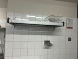 une photo d'une cuisine professionnelle aux murs carrelés de blanc