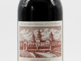 une bouteille de vin posée sur une table