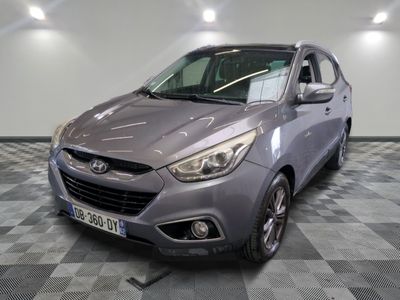 la photo d'une voiture grise garée dans un garage