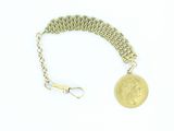 bracelet à chaîne en or avec une pièce d'or sur fond blanc