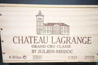 une enseigne en bois sur laquelle on peut lire « Château Lagrance, Grand Cru Classé, Saint-Julien, Médoc »