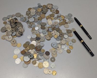 beaucoup de pièces et un stylo sur la table