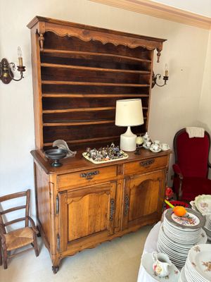 Il y a beaucoup d'assiettes et de tasses sur la table dans cette pièce.
