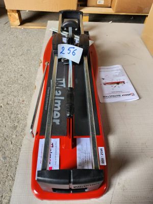 une image représentant une agrafeuse posée sur une table