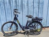 un vélo garé devant un mur bleu