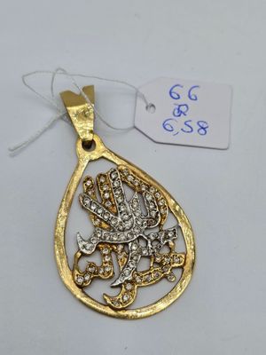 un pendentif en or et diamants sur fond blanc