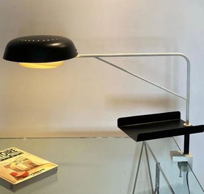 une lampe posée sur une table en verre