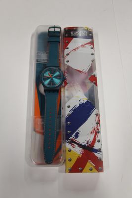 une boîte contenant une montre et un skateboard