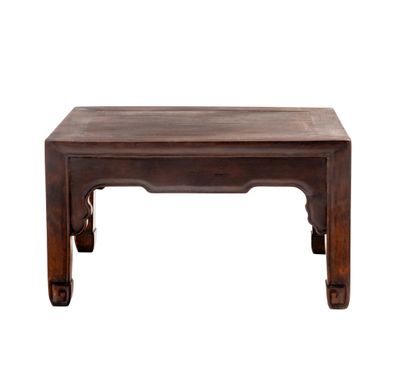 une image d'une table en bois sur fond blanc
