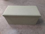 a box that is sitting on the floor in the room