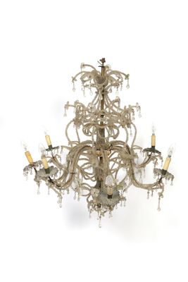 an image of a large chandelier with many lights hanging from it