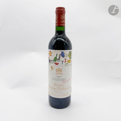 une bouteille de vin posée sur une table