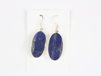 une paire de boucles d'oreilles en pierre bleue sur fond blanc