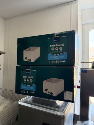 trois cartons empilés les uns sur les autres dans une pièce