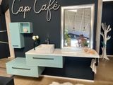 une photo d'une salle de bains avec un lavabo et un miroir