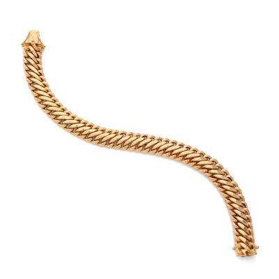 un bracelet en or sur fond blanc