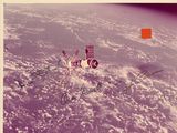 une vieille photo d'une station spatiale dans le ciel au-dessus de la Terre
