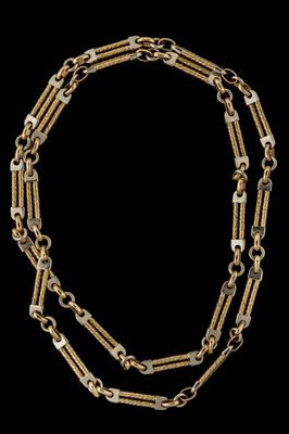 un collier en or et en argent composé d'un maillon de chaîne