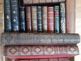 plusieurs livres empilés dans une boîte