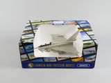 une boîte contenant une maquette d'avion de chasse
