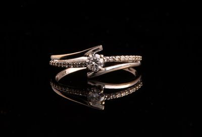 deux alliances ornées de diamants sur un fond noir