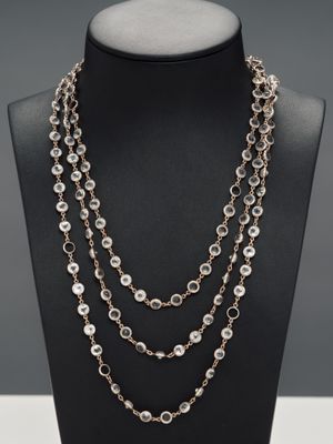 un collier en argent et perles de verre, présenté sur un mannequin