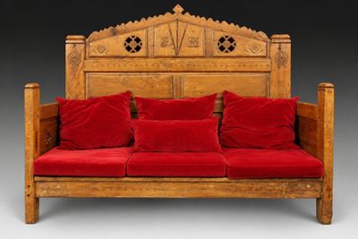 un banc en bois sur lequel sont posés des coussins rouges