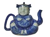 une théière bleue et blanche ornée d'un Bouddha souriant