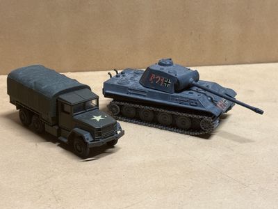 deux petits chars jouets posés l'un à côté de l'autre sur une table