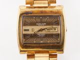 montre en or avec cadran noir et bracelet en or, sur fond blanc