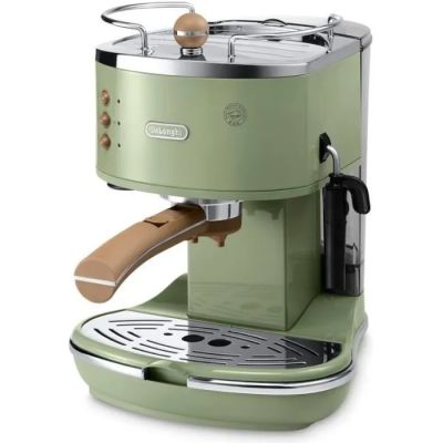 Machine à café vert sauge avec expresso sur fond blanc
