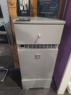 une petite armoire sur laquelle est posé un ordinateur