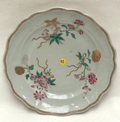 une assiette décorée de fleurs et d'oiseaux, posée sur une table