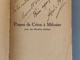 un livre ouvert avec une écriture dessus, posé sur une table