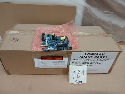 une boîte contenant un circuit imprimé, posée sur une table