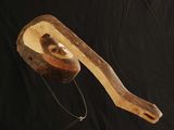 une image représentant une sculpture en bois représentant une tête d'homme
