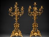 une paire de chandeliers en bronze doré