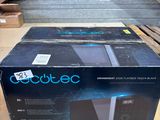 une boîte ouverte contenant un four à micro-ondes, posée sur une table