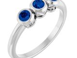 bague à trois pierres avec des saphirs bleus, en argent sterling